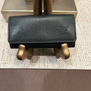 Louis Vuitton 4-key Taiga Leather Key Holder